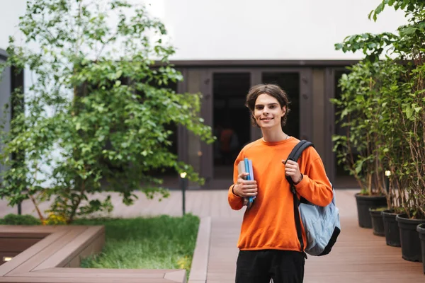 Joven Pie Con Mochila Libros Mano Mirando Alegremente Cámara Patio — Foto de Stock