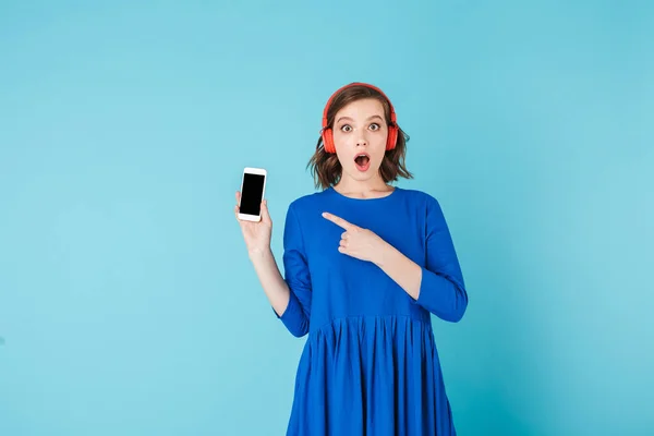 Портрет Молодої Леді Блакитній Сукні Навушники Стоять Мобільним Телефоном Дивовижно — стокове фото