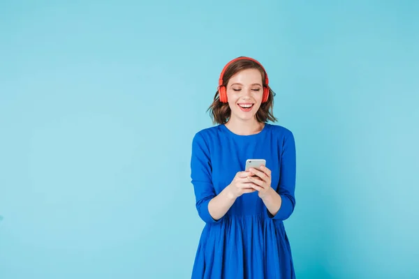 Potret Wanita Muda Tersenyum Dengan Gaun Biru Dan Headphone Berdiri — Stok Foto