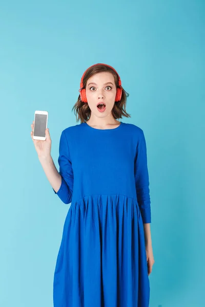 Potret Wanita Cantik Dengan Gaun Biru Dengan Headphone Berdiri Dengan — Stok Foto