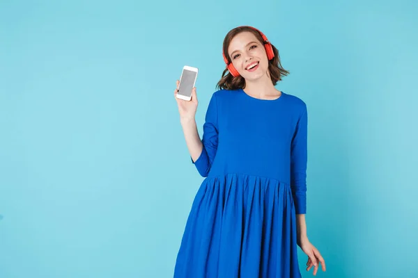 Retrato Joven Sonriente Dama Vestido Azul Auriculares Pie Con Teléfono —  Fotos de Stock