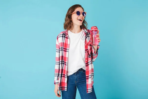 Joven Dama Riendo Gafas Sol Pie Con Botella Deporte Rosa —  Fotos de Stock