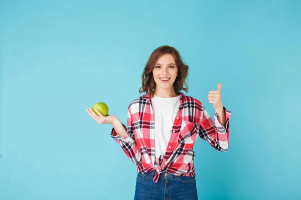 Chica Sonriente Que Usa Camisa Cuadros Jeans Sostiene Manzana Verde —  Fotos de Stock