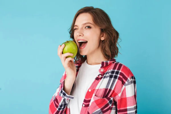 Vackra Lady Rutig Skjorta Äta Grönt Äpple Och Glatt Winking — Stockfoto