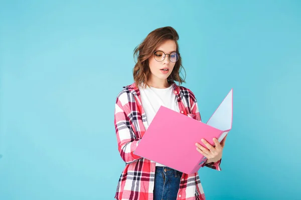 Jovem Senhora Bonita Óculos Camisa Xadrez Com Grande Pasta Rosa — Fotografia de Stock