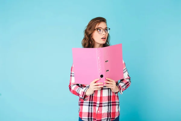 Jovem Senhora Bonita Óculos Camisa Xadrez Com Grande Pasta Rosa — Fotografia de Stock