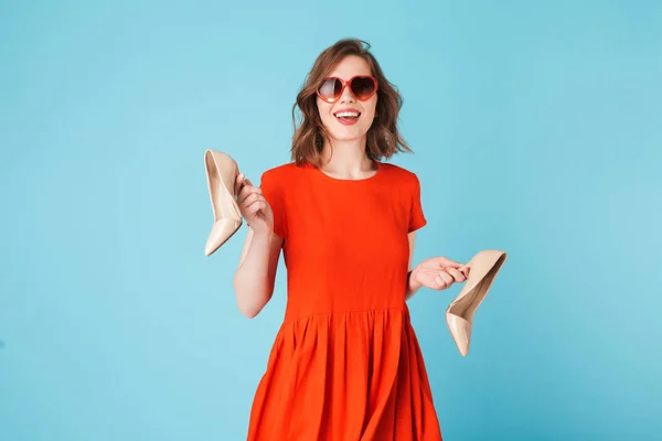 Genç Gülümseyen Bayan Klasik Ayakkabı Elinde Ile Mavi Arka Plan — Stok fotoğraf