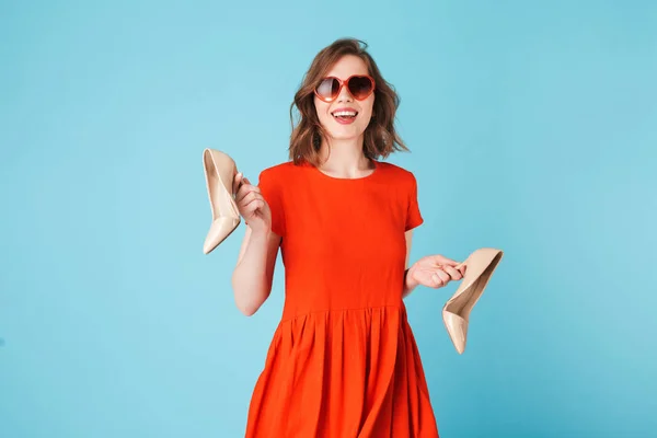 Joven Dama Sonriente Vestido Gafas Sol Corazón Pie Con Zapatos —  Fotos de Stock