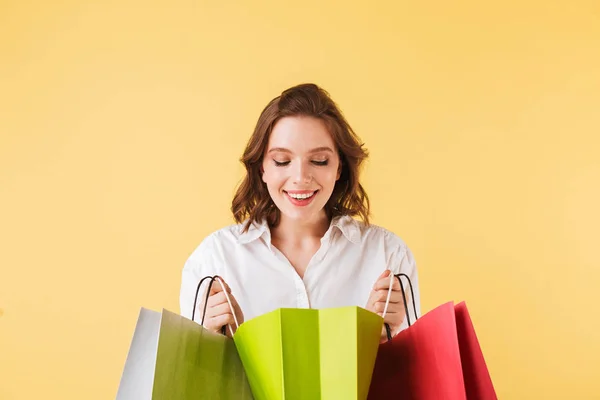 Junge Hübsche Dame Steht Und Schaut Freudig Offenen Bunten Einkaufstaschen — Stockfoto