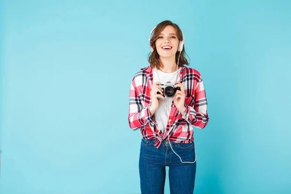 Retrato Una Joven Hermosa Dama Auriculares Pie Con Una Pequeña —  Fotos de Stock