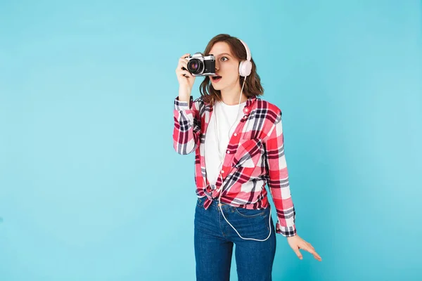 Retrato Una Joven Dama Con Auriculares Asombradamente Mirando Una Pequeña —  Fotos de Stock