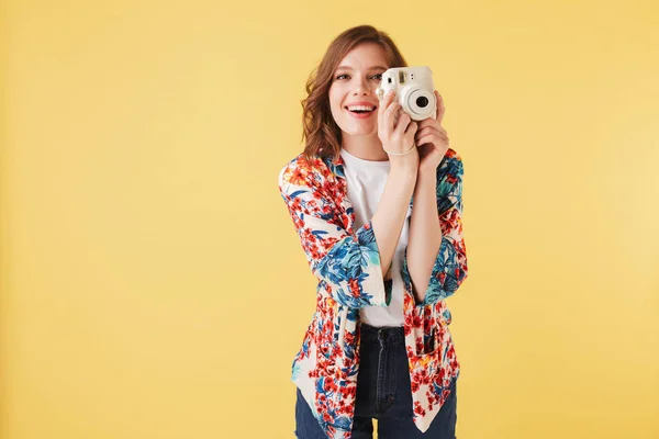 Retrato Una Joven Dama Sonriente Con Una Camisa Colorida Pie —  Fotos de Stock