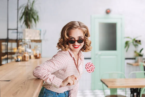 Jonge Lachende Dame Zonnebril Zitten Aan Bar Counter Met Lollipop — Stockfoto