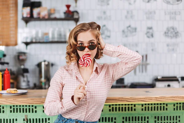 Mooie Dame Zonnebril Zitten Aan Bar Teller Met Lollipop Snoep — Stockfoto