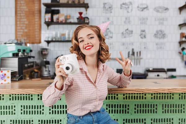 Hermosa Dama Gorra Cumpleaños Sentada Con Una Pequeña Cámara Blanca — Foto de Stock