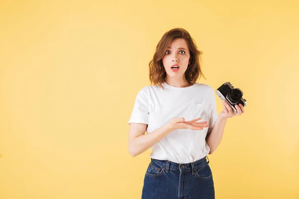 Retrato Una Dama Impactada Pie Con Una Pequeña Cámara Retro —  Fotos de Stock