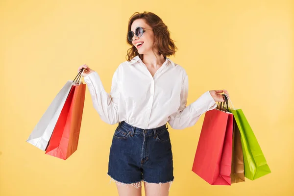 Porträt Einer Schönen Lächelnden Dame Mit Sonnenbrille Die Mit Bunten — Stockfoto