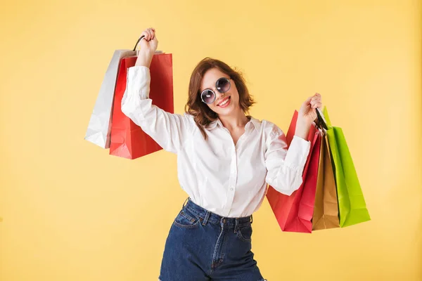 Porträt Einer Hübschen Fröhlichen Dame Mit Sonnenbrille Die Mit Bunten — Stockfoto