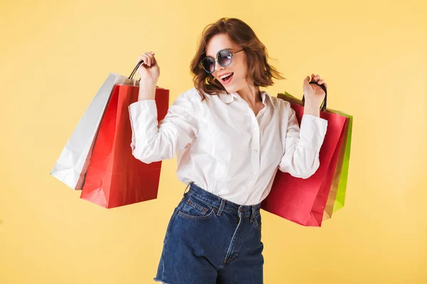 Porträt Einer Glücklichen Dame Mit Sonnenbrille Die Mit Bunten Einkaufstaschen — Stockfoto