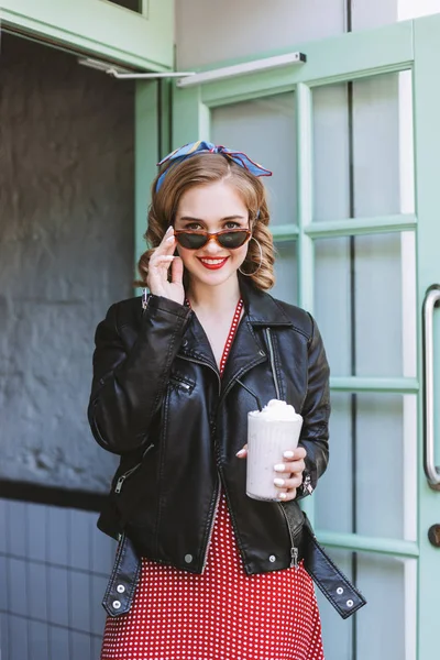 Senhora Bonita Óculos Sol Perto Porta Com Milkshake Mão Olhando — Fotografia de Stock