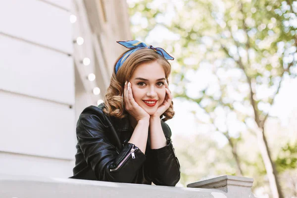 Cute Smiling Lady Leather Jacket Standing Ana Leaning Her Hands — Stock Photo, Image