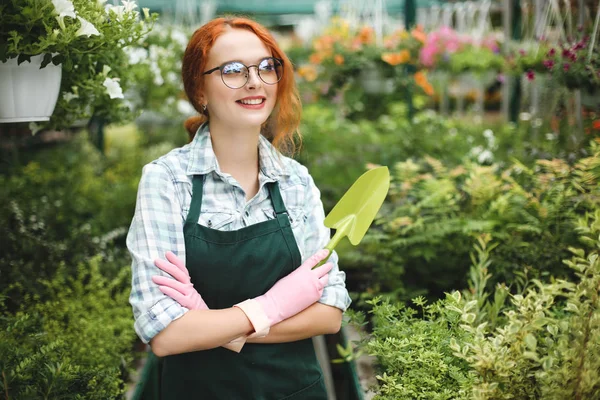 Cheerful Florist Apron Pink Gloves Standing Little Garden Shovel Hand — Stock Photo, Image