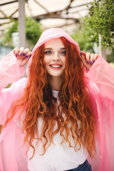 Belle Dame Aux Cheveux Bouclés Roux Debout Imperméable Rose Regardant — Photo