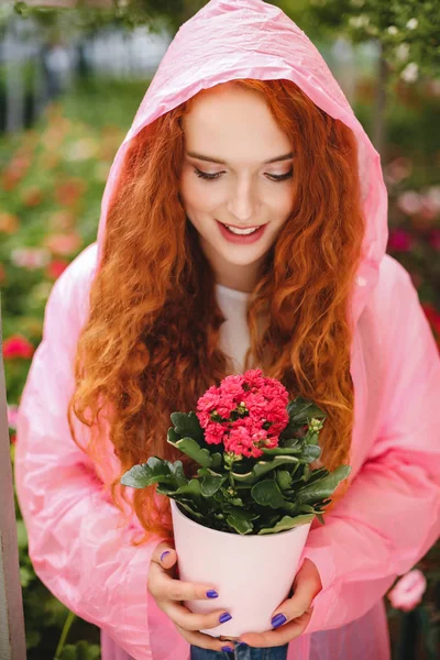 Unga Leende Dam Med Rödhårig Lockigt Hår Står Rosa Regnrock — Stockfoto