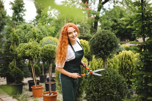 Giovane Signora Giardiniere Con Capelli Rossi Ricci Piedi Grembiule Tenendo — Foto Stock