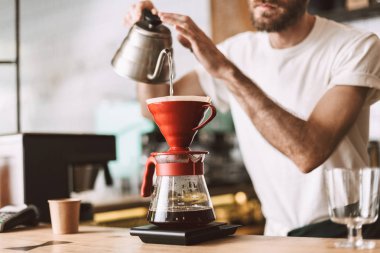Kafede çalışırken bar sayaç üzerinde pour kahve hazırlama ve hario tarzı barista fotoğrafı kadar kapatın