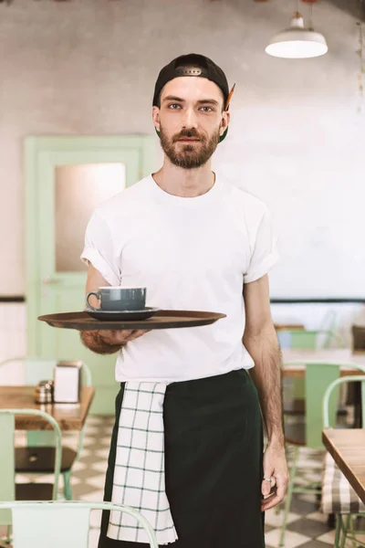 Joven Camarero Fresco Gorra Negra Delantal Pie Bandeja Con Taza — Foto de Stock