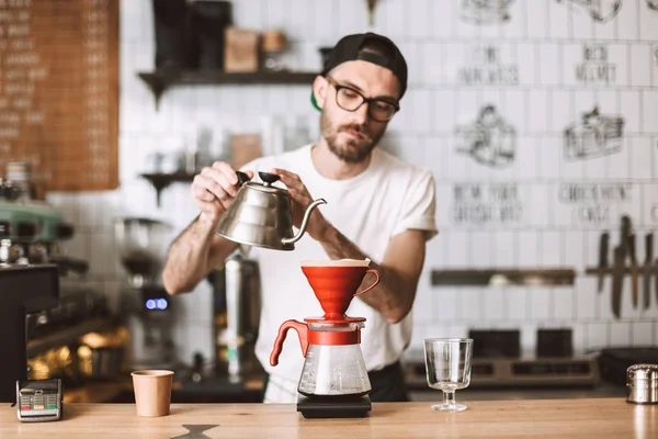 Barista Óculos Boné Balcão Preparar Derramar Sobre Café Enquanto Trabalhava — Fotografia de Stock