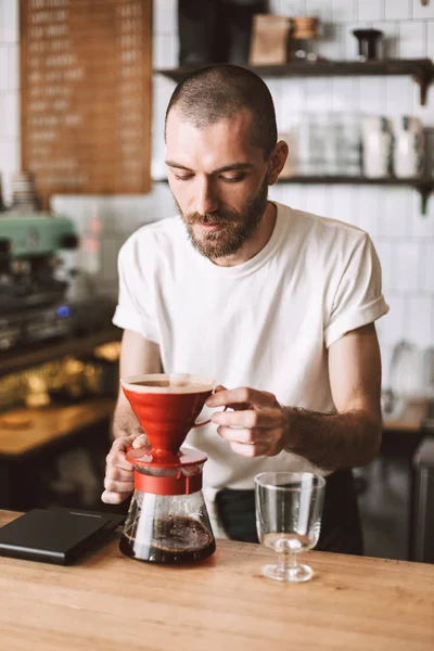 Joven Barista Pensativo Pie Mostrador Del Bar Preparación Verter Sobre — Foto de Stock