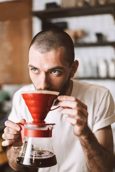 Bar Counter Ayakta Düşünceli Bir Kenara Kafede Bakarken Kahve Içerken — Stok fotoğraf