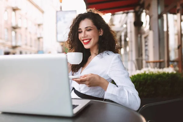 Mujer Bastante Sonriente Con Pelo Rizado Oscuro Traje Blanco Sentado —  Fotos de Stock