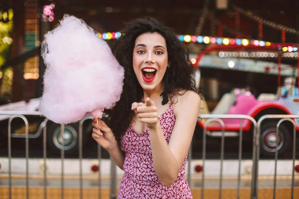 Jovencita Con Cabello Rizado Oscuro Vestido Pie Con Algodón Rosa —  Fotos de Stock