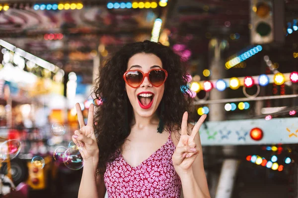 Joven Dama Sonriente Gafas Sol Corazón Vestido Pie Mirando Felizmente —  Fotos de Stock