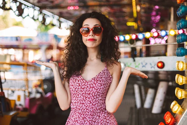 Mulher Bonita Nova Com Cabelo Encaracolado Escuro Vestido Mostrando Mãos — Fotografia de Stock