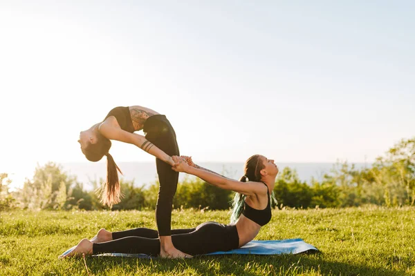 Foto Duas Belas Senhoras Tops Esportivos Pretos Leggings Formação Ioga — Fotografia de Stock