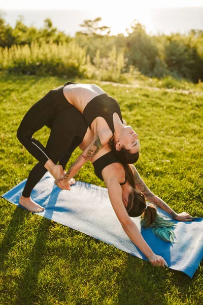 Två Vackra Damer Svart Sportig Toppar Och Leggings Utbildning Yogaställningarna — Stockfoto