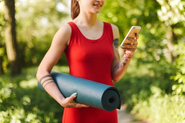 Foto Ravvicinata Giovane Donna Tuta Rossa Piedi Con Tappetino Yoga — Foto Stock