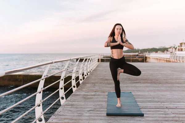 Tânără Frumoasă Meditează Timp Stă Yoga Pozează Lângă Mare Femeie — Fotografie, imagine de stoc