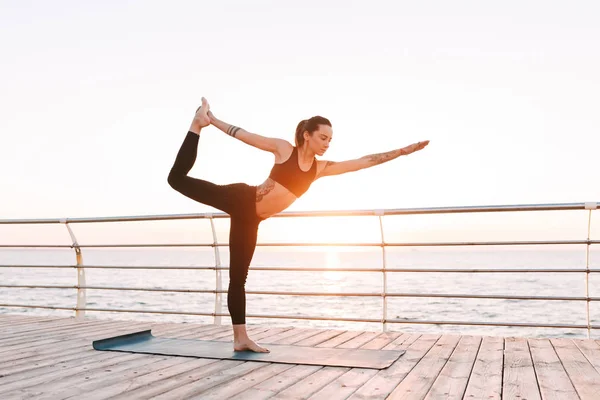Tânăra Doamnă Picioare Formare Yoga Pozează Lângă Mare Frumoasă Femeie — Fotografie, imagine de stoc