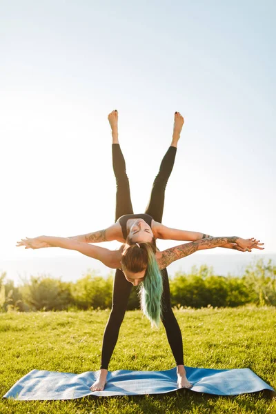 Unge Damer Svarte Sporty Tops Bukser Som Trener Yoga Utendørs – stockfoto