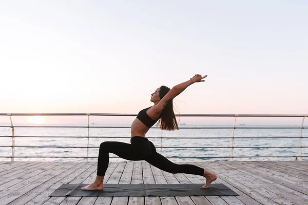 Frumoasă Domnișoară Picioare Formare Yoga Pozează Lângă Mare Femeie Drăguță — Fotografie, imagine de stoc