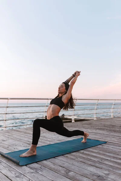 Tânăra Doamnă Panzivă Picioare Formare Yoga Pozează Lângă Mare Femeia — Fotografie, imagine de stoc