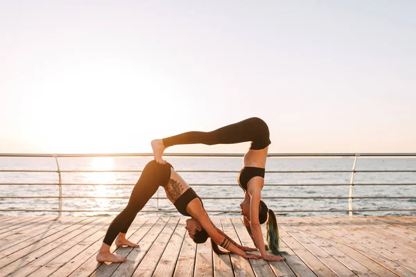 Unge Damer Svarte Sporty Top Leggings Stående Trene Yoga Poserer – stockfoto