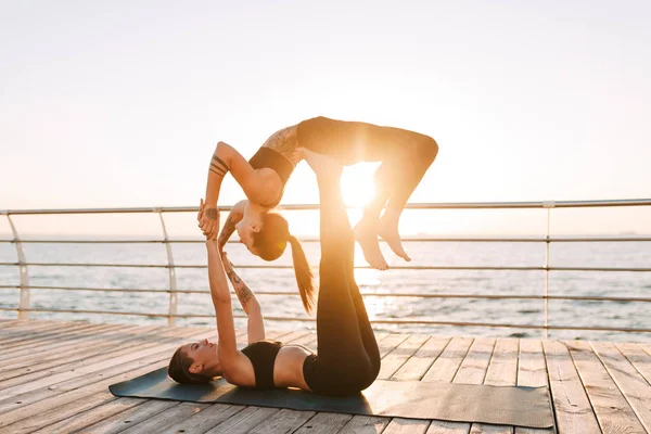 Foto Två Unga Damer Svart Sportig Toppar Och Leggings Utbildning — Stockfoto