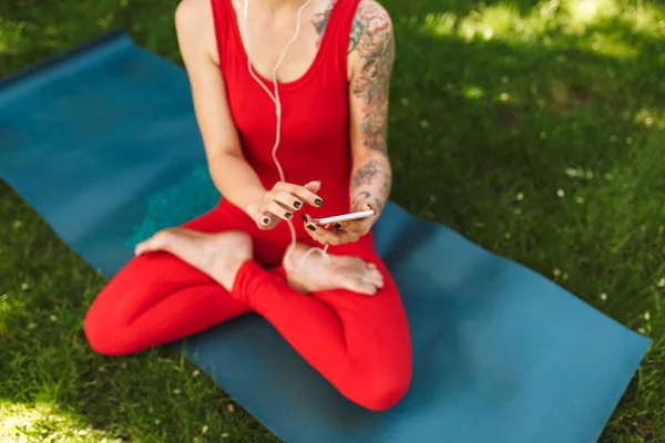 Närbild Foto Kvinna Kropp Röd Overall Som Sitter Lotus Pose — Stockfoto