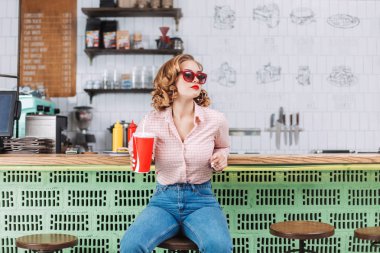 Barda oturan güneş gözlüğü güzel bayan ile maden suyu el ve bir kenara kafede vakit süre seyir counter